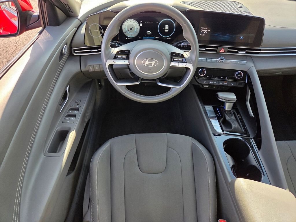 Used 2025 Hyundai Elantra SEL FWD image 17