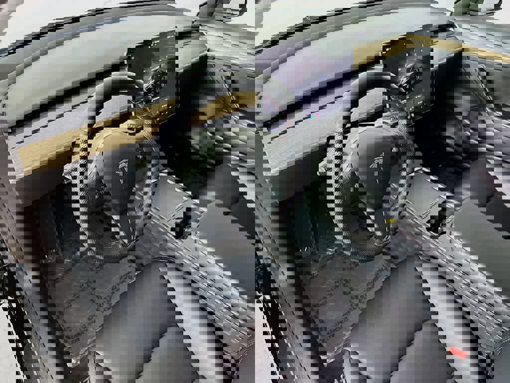 Used 2023 Tesla Model 3 Standard Range image 2