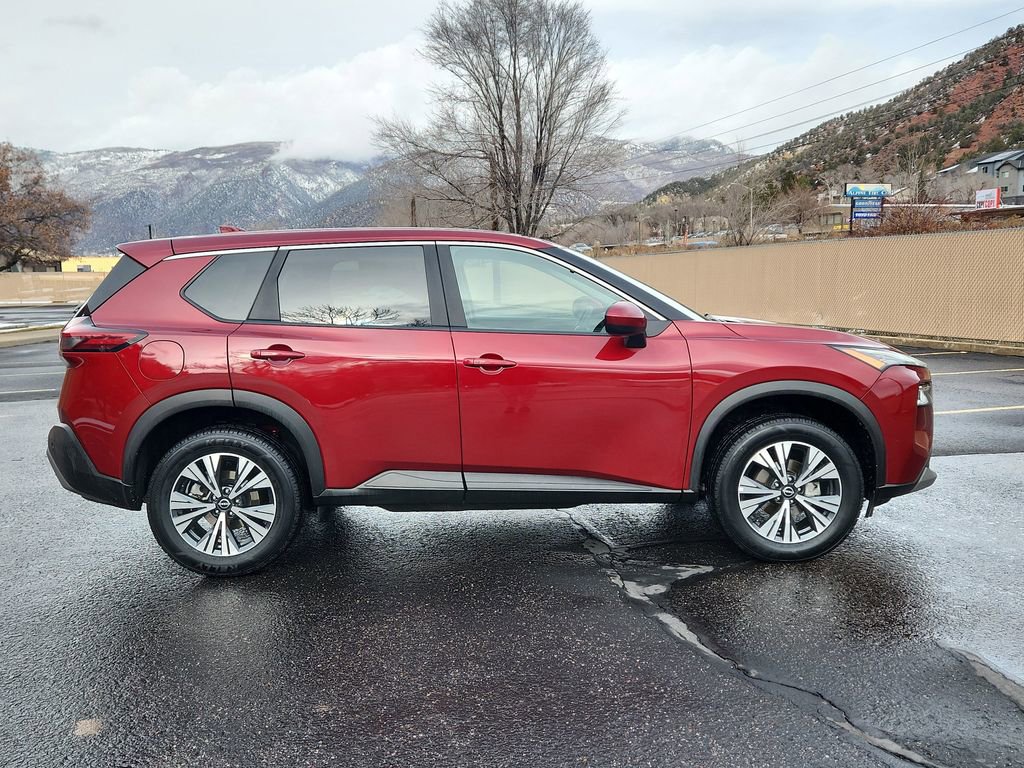 Used 2023 Nissan Rogue SV image 2