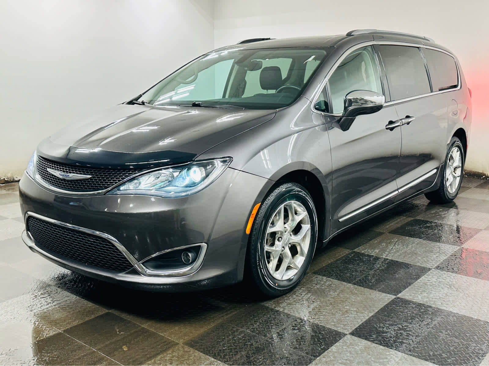 Used 2017 Chrysler Pacifica Limited w/ UConnect Theater Package image 1