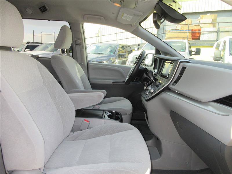 Used 2020 Toyota Sienna LE image 32