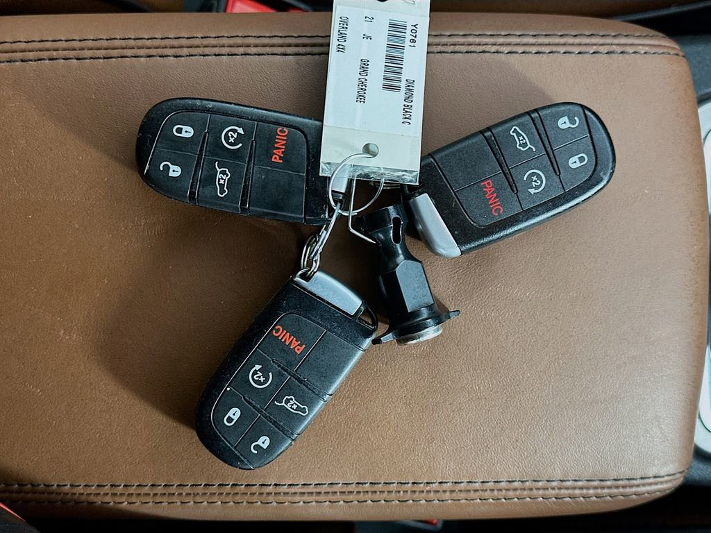 Used 2021 Jeep Grand Cherokee Overland AWD/4WD image 36