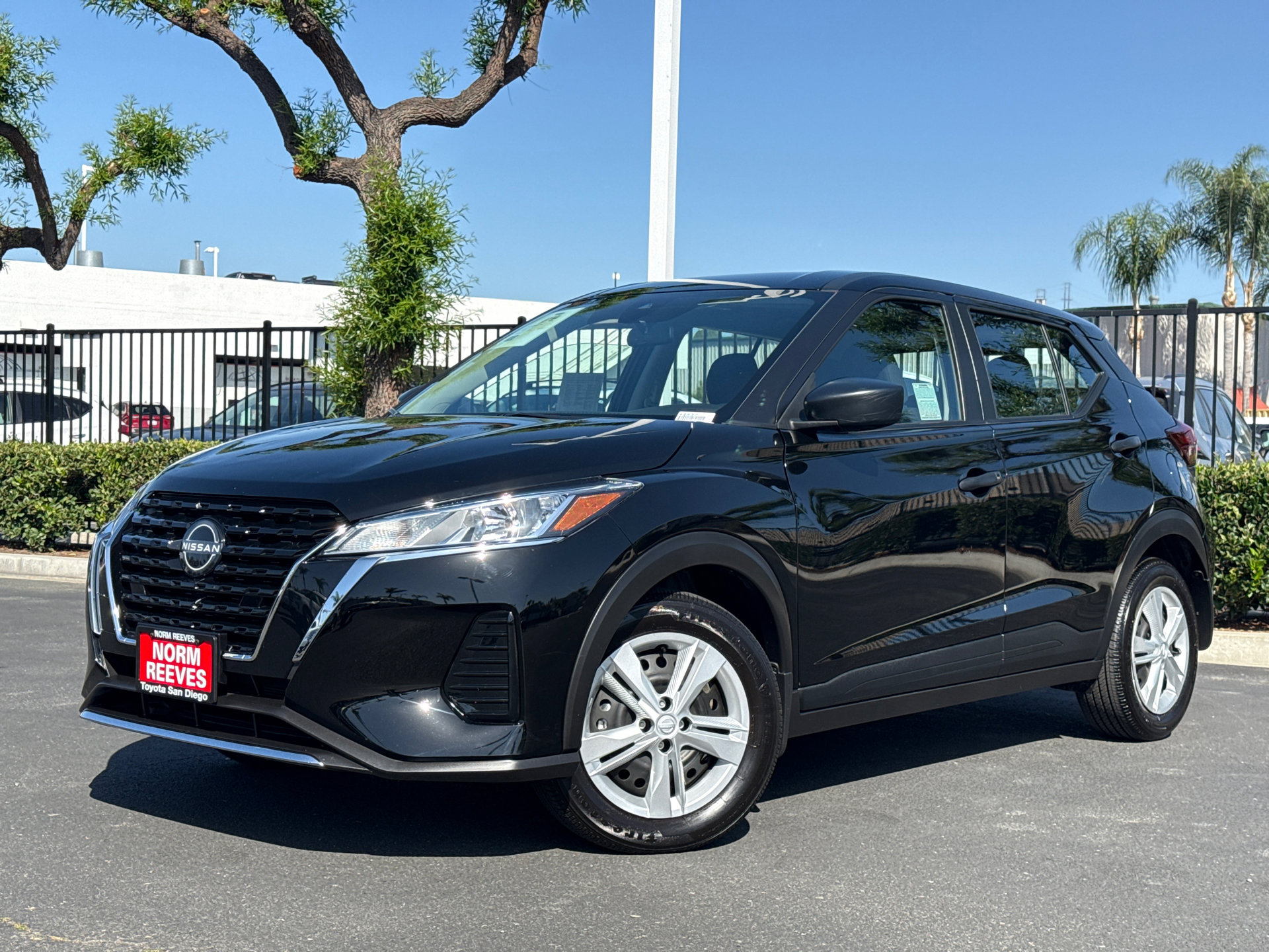 Used 2025 Nissan Kicks Play S FWD image 2