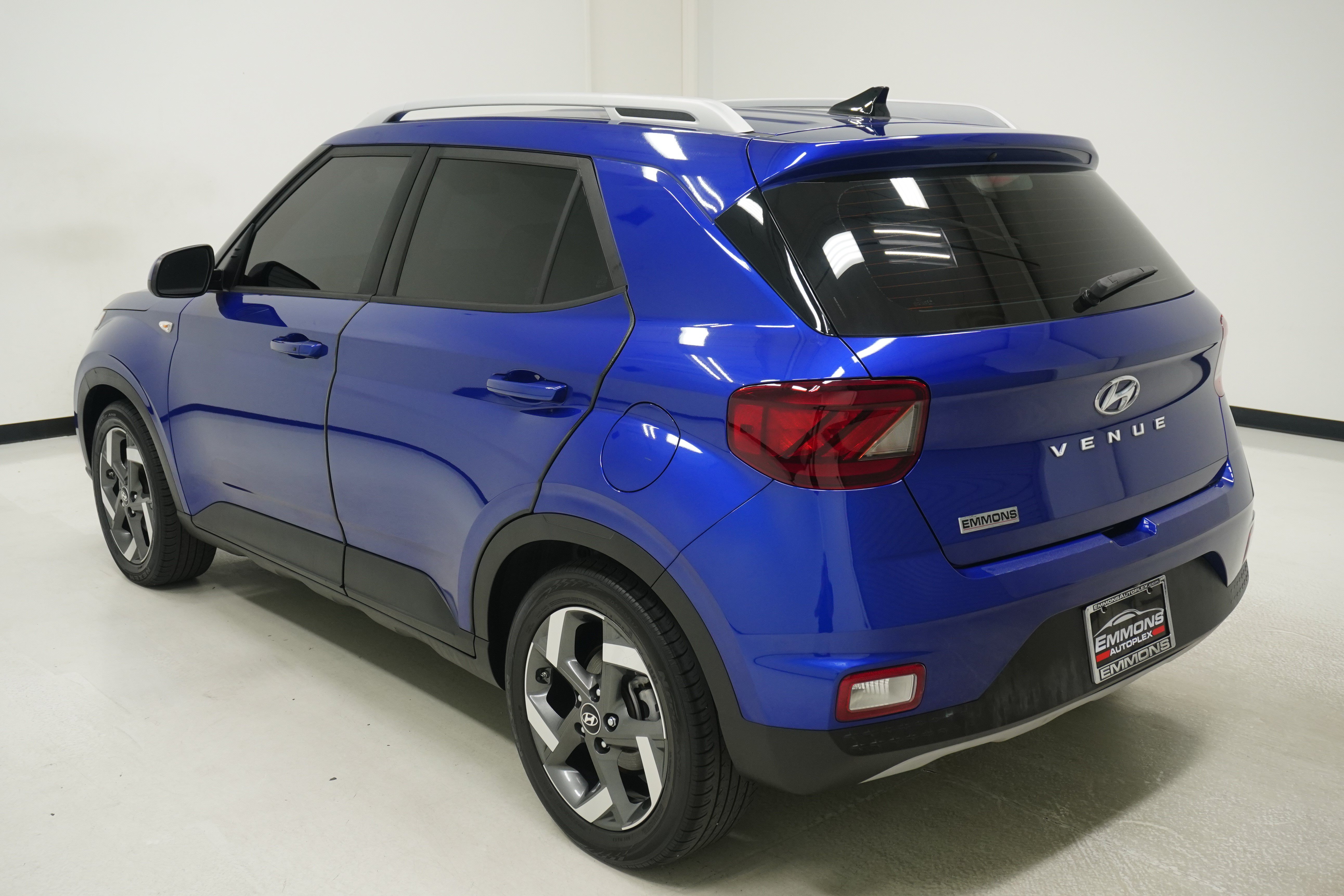 Used 2022 Hyundai Venue Limited FWD image 6