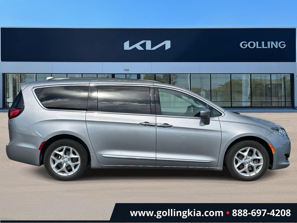 Used 2017 Chrysler Pacifica Touring-L w/ Tire & Wheel Group FWD image 2
