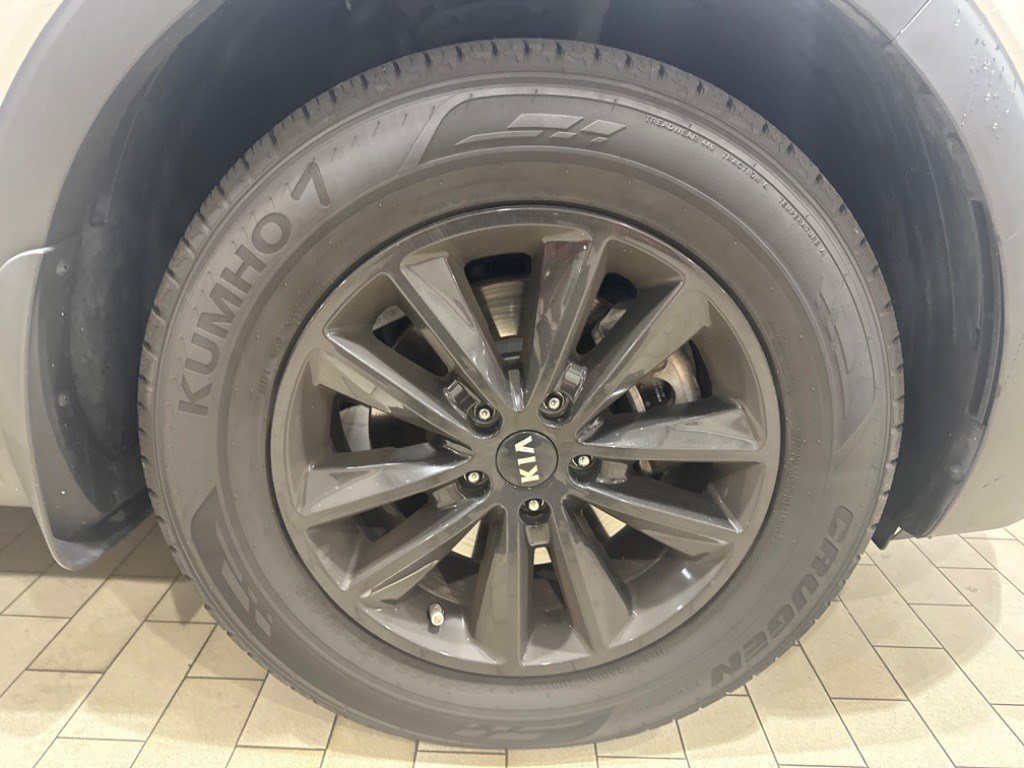 Used 2020 Kia Sorento LX FWD image 13
