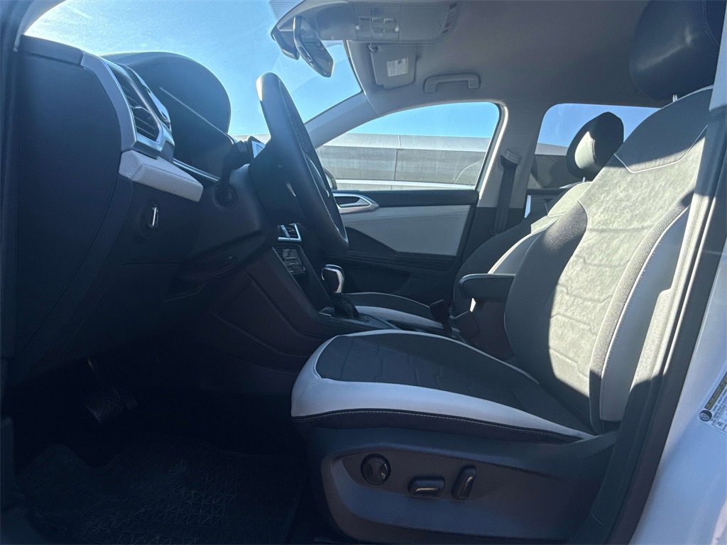 Used 2025 Volkswagen Taos SE image 10