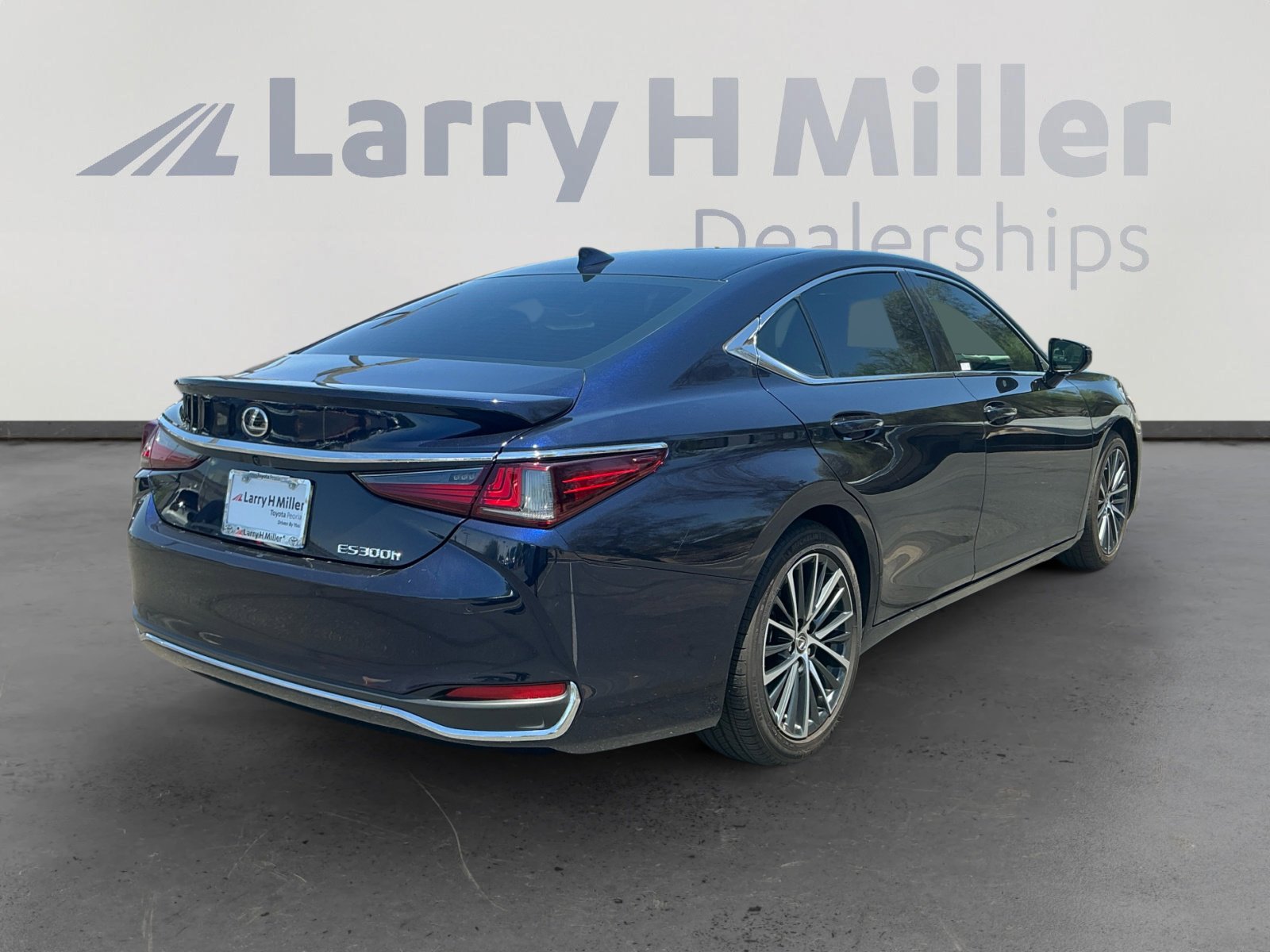 Used 2025 Lexus ES 300h w/ Premium Package FWD image 5