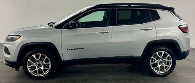 Used 2025 Jeep Compass Limited AWD/4WD image 5