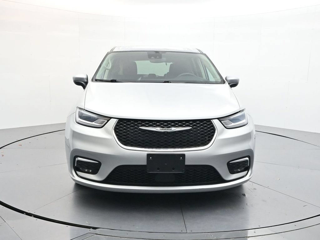 Used 2023 Chrysler Pacifica Touring-L FWD image 2