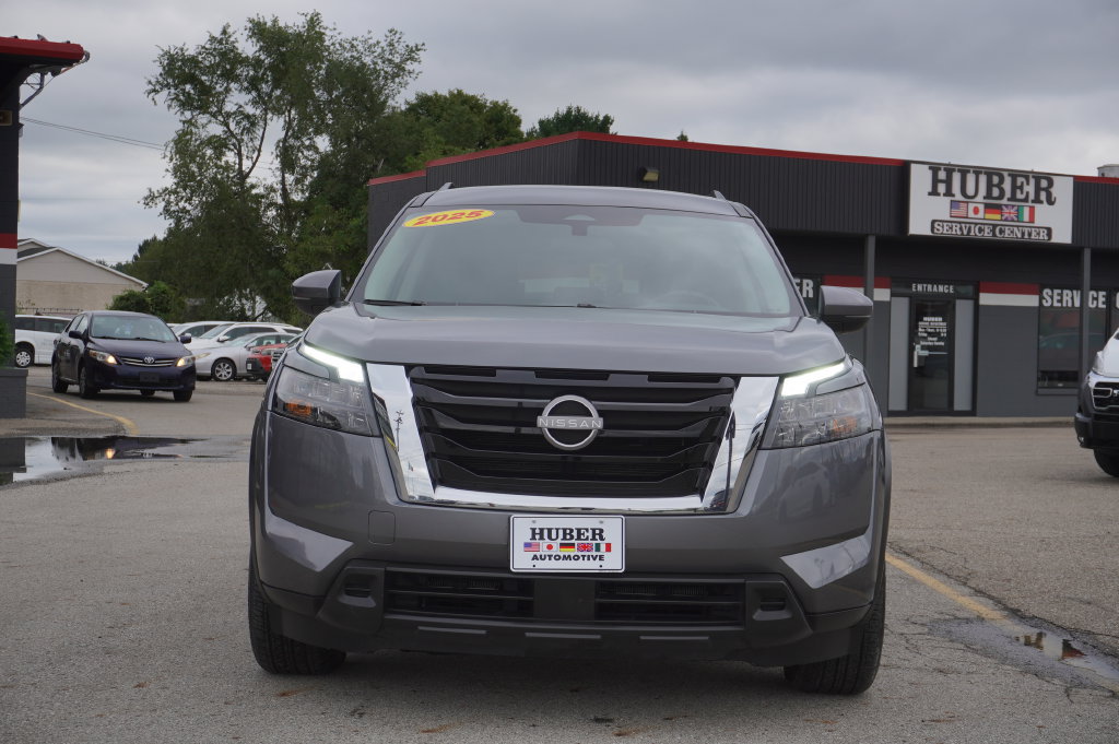 Used 2025 Nissan Pathfinder SV AWD/4WD image 2