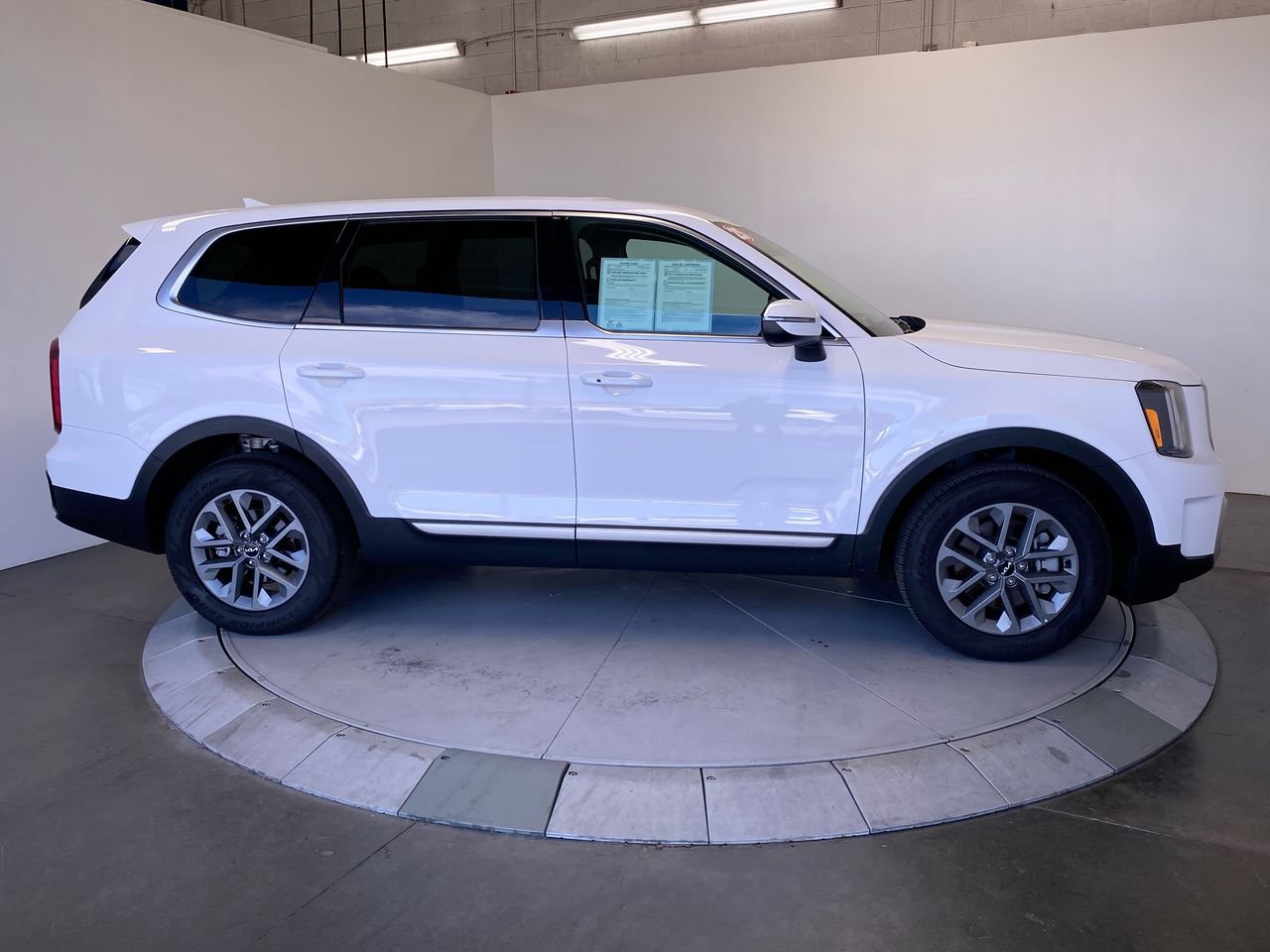 Certified 2025 Kia Telluride LX FWD image 6