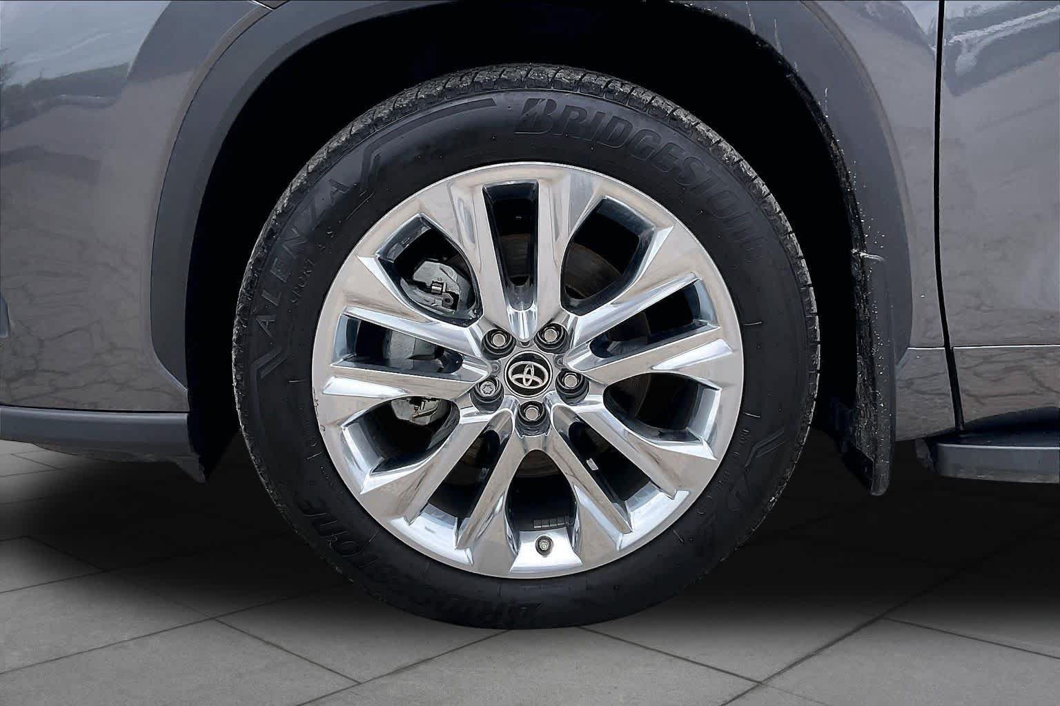 Used 2025 Toyota Highlander Limited FWD image 11