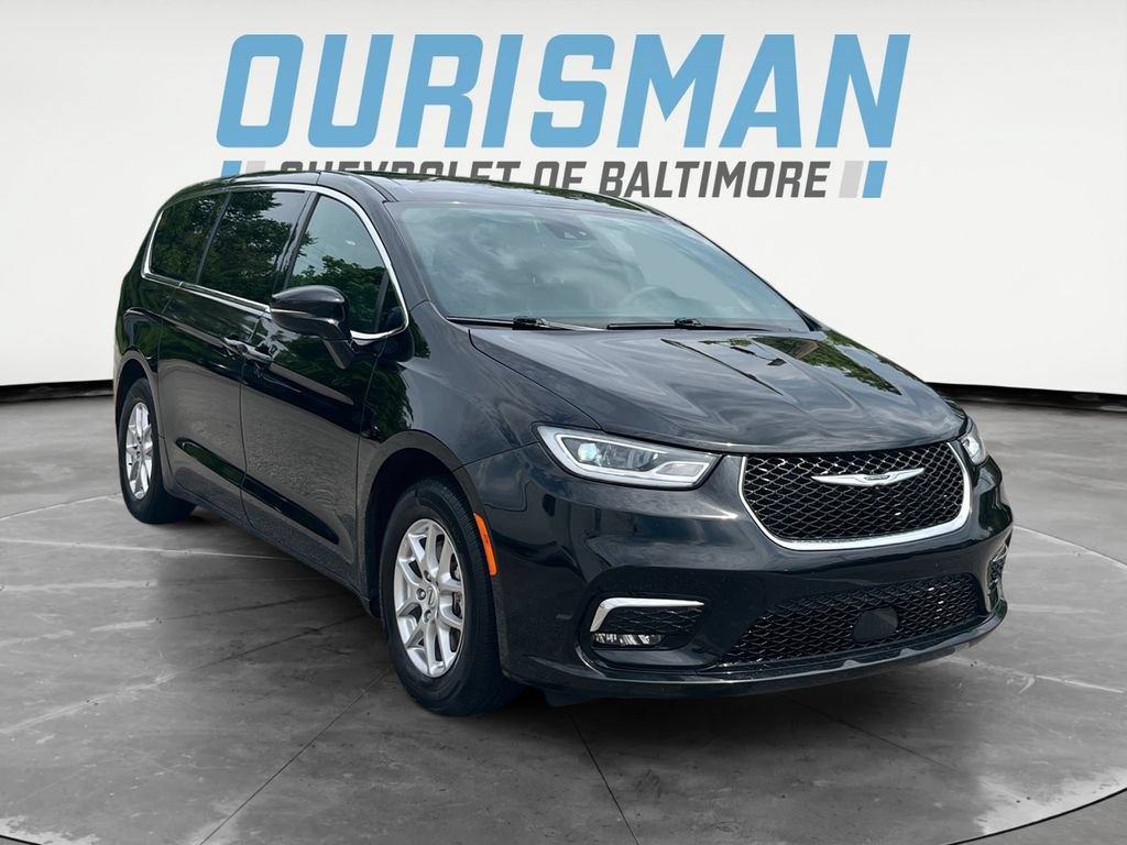 Used 2025 Chrysler Pacifica Select