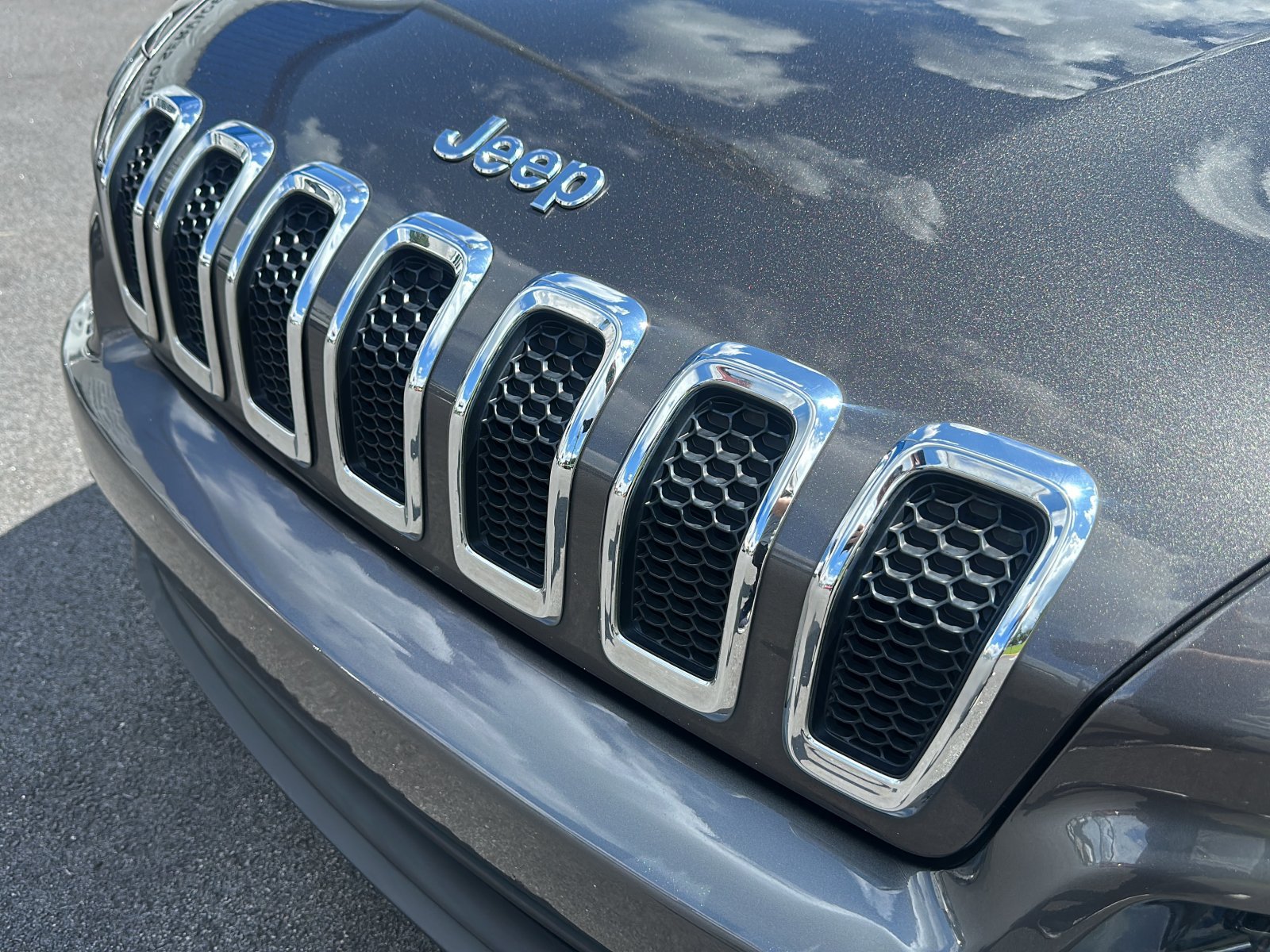 Used 2018 Jeep Cherokee Latitude Plus FWD image 14