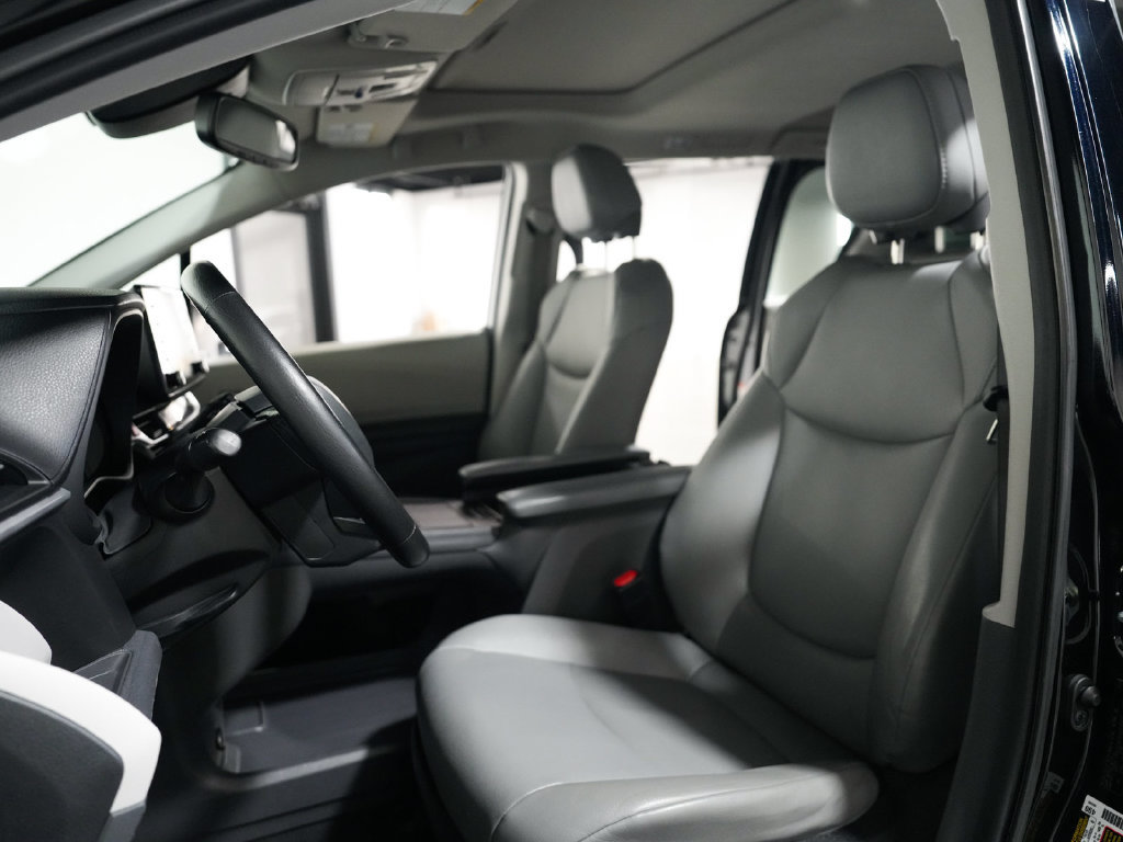 Used 2024 Toyota Sienna XLE w/ XLE Plus Package FWD image 27