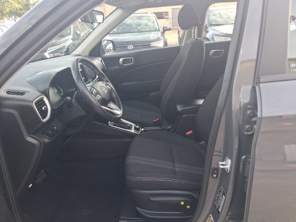 Used 2025 Hyundai Venue SEL FWD image 4