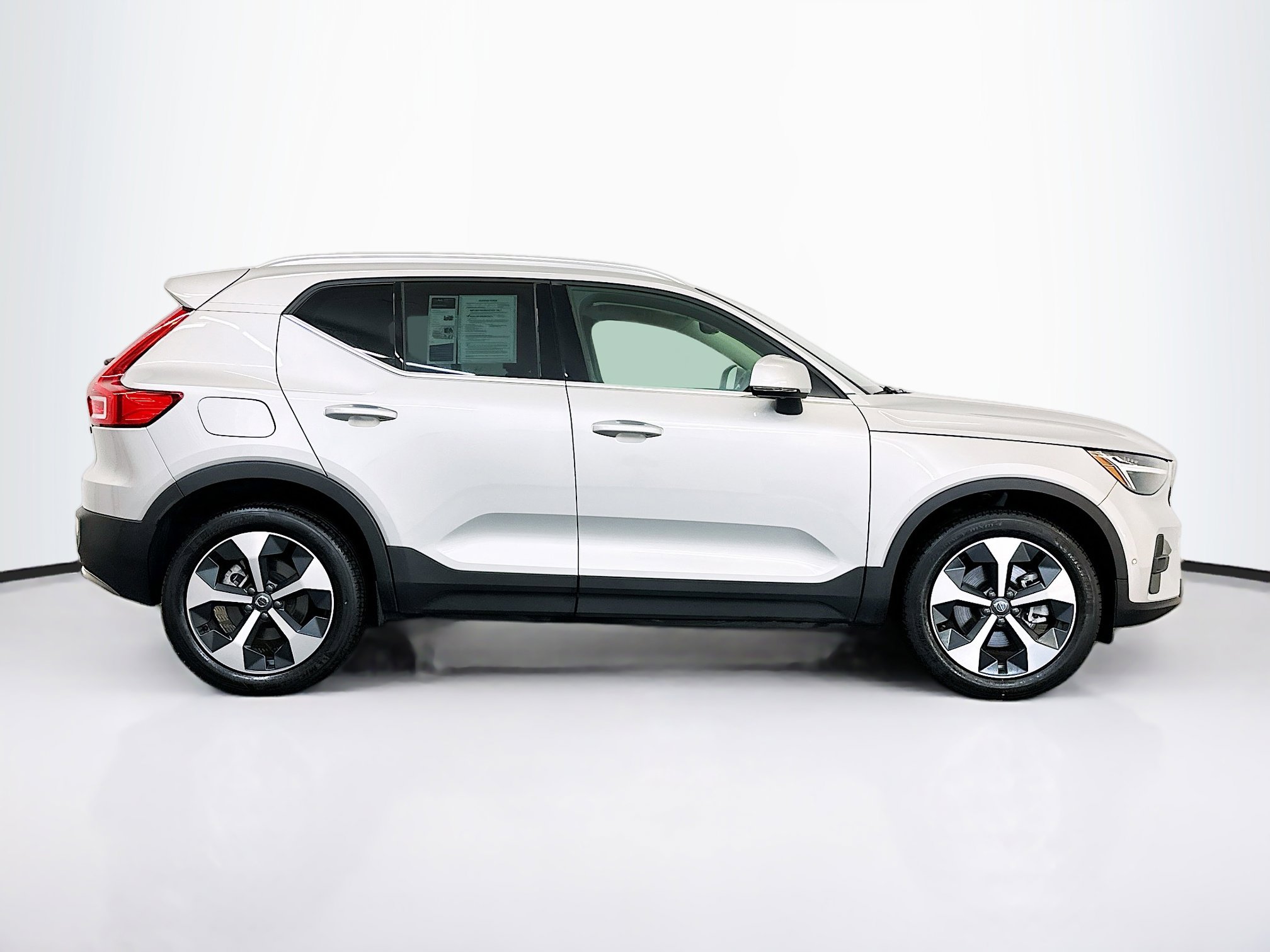 Used 2025 Volvo XC40 B5 Plus image 10