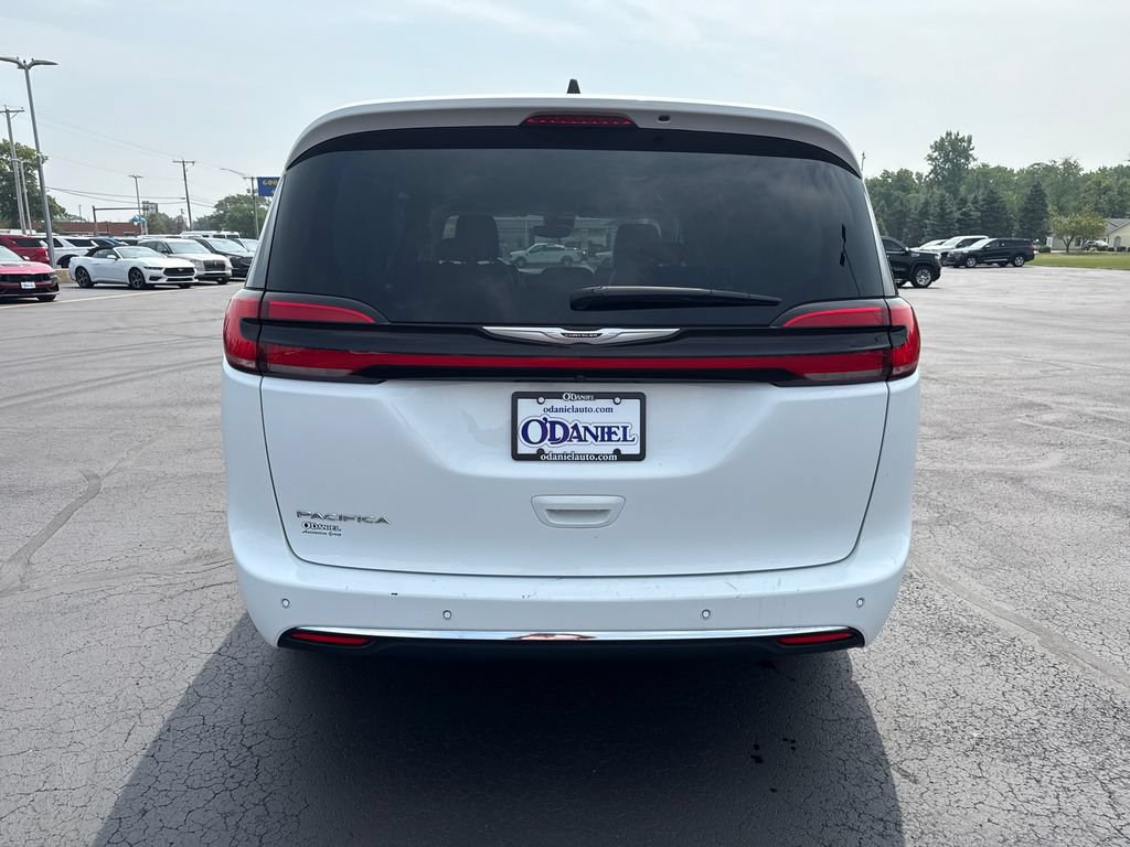 Used 2024 Chrysler Pacifica Touring-L FWD image 6