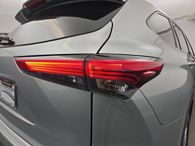Used 2022 Toyota Highlander L image 18