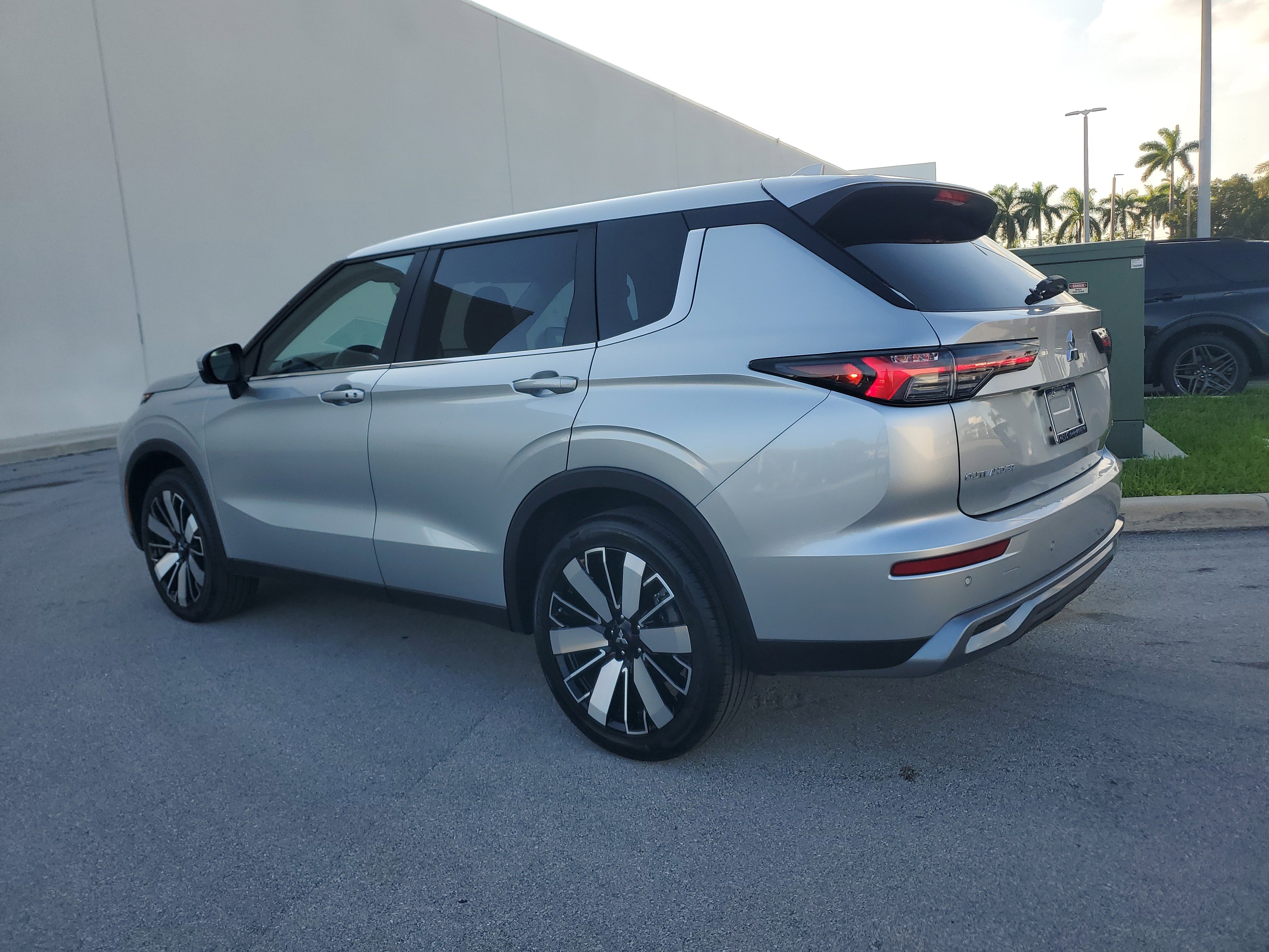 Used 2025 Mitsubishi Outlander SE image 7