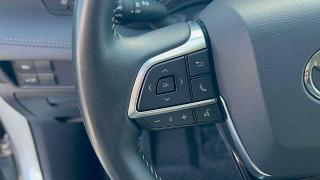 Used 2020 Toyota Highlander XLE AWD/4WD image 21