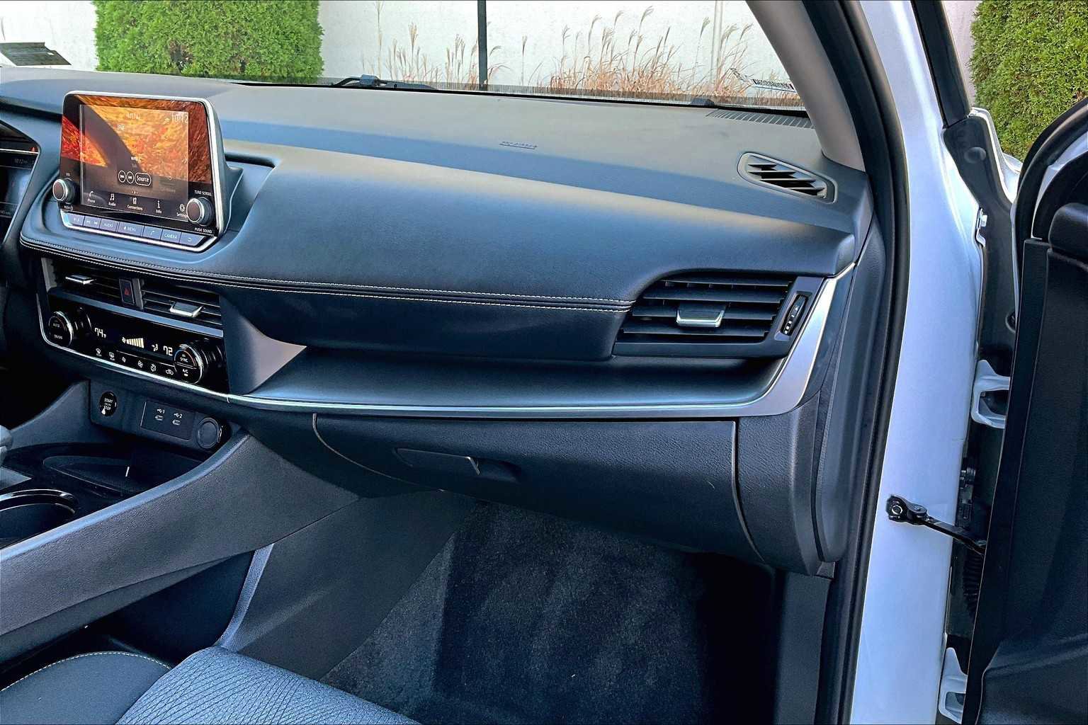 Used 2025 Nissan Rogue SV image 18