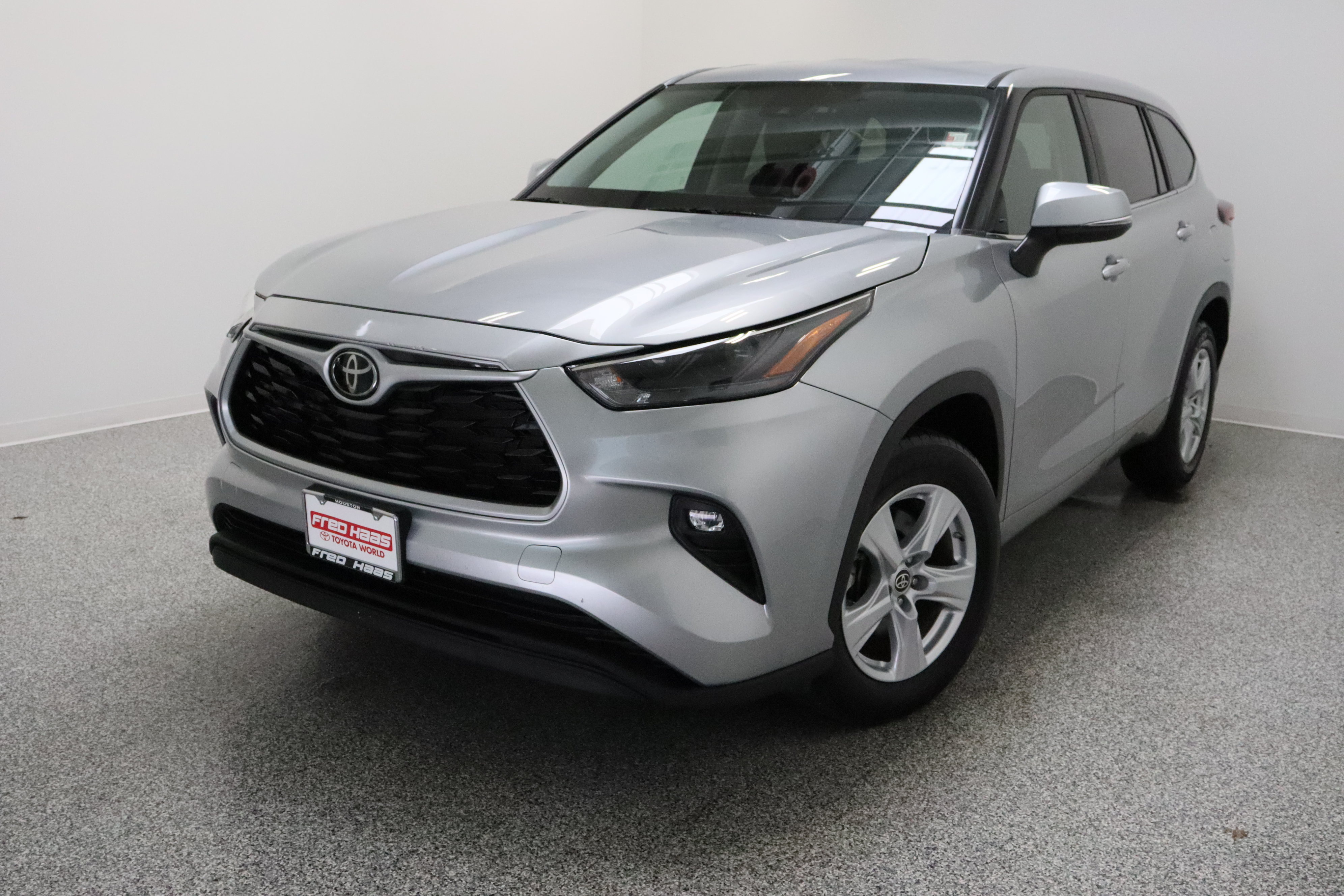 Certified 2025 Toyota Highlander LE FWD image 2