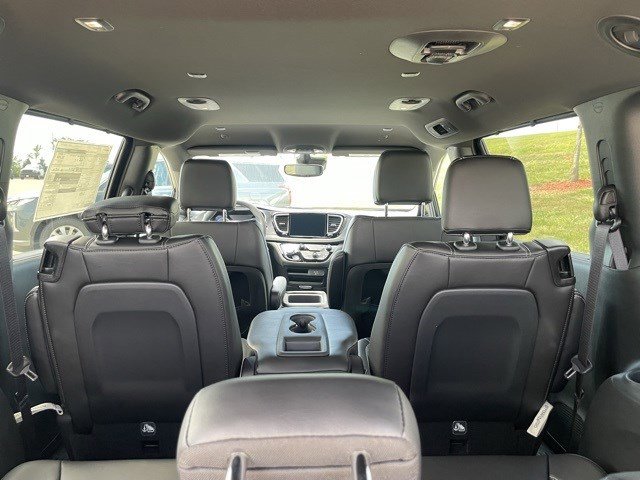 New 2026 Chrysler Pacifica Select image 11