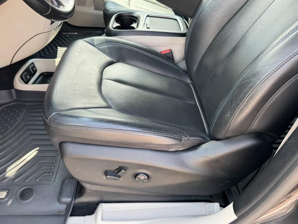 Used 2021 Chrysler Pacifica Touring-L FWD image 15