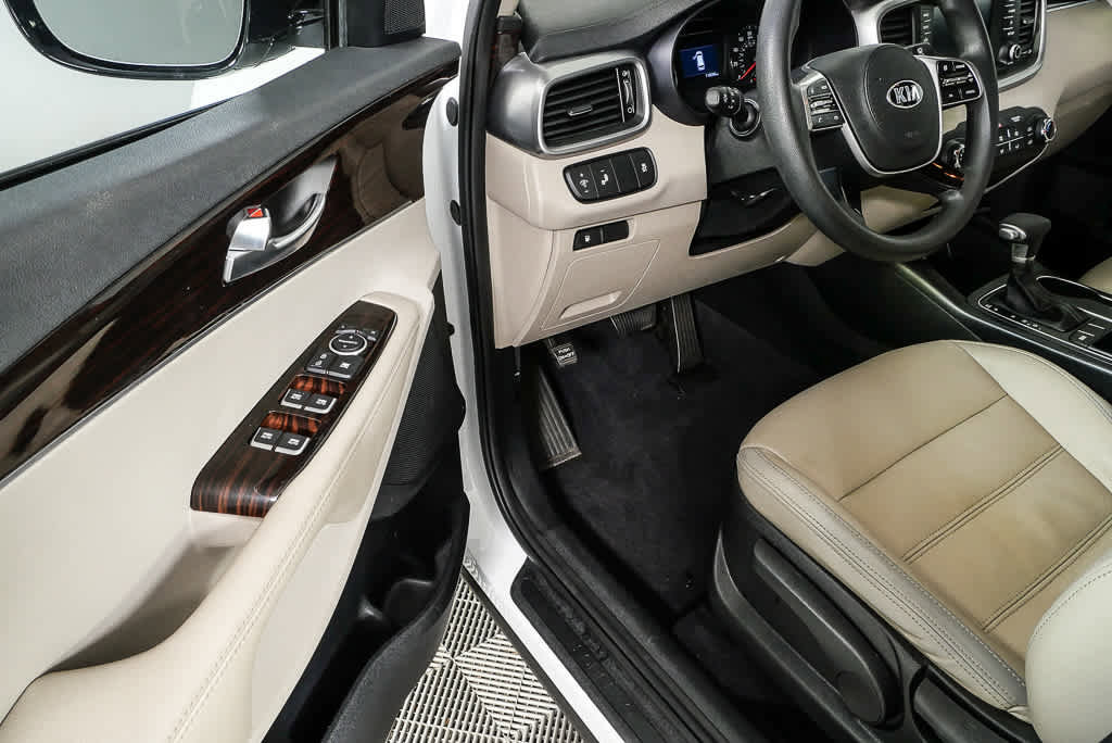 Used 2020 Kia Sorento LX image 7