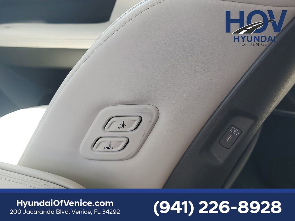 Used 2025 Hyundai Santa Fe Calligraphy image 17