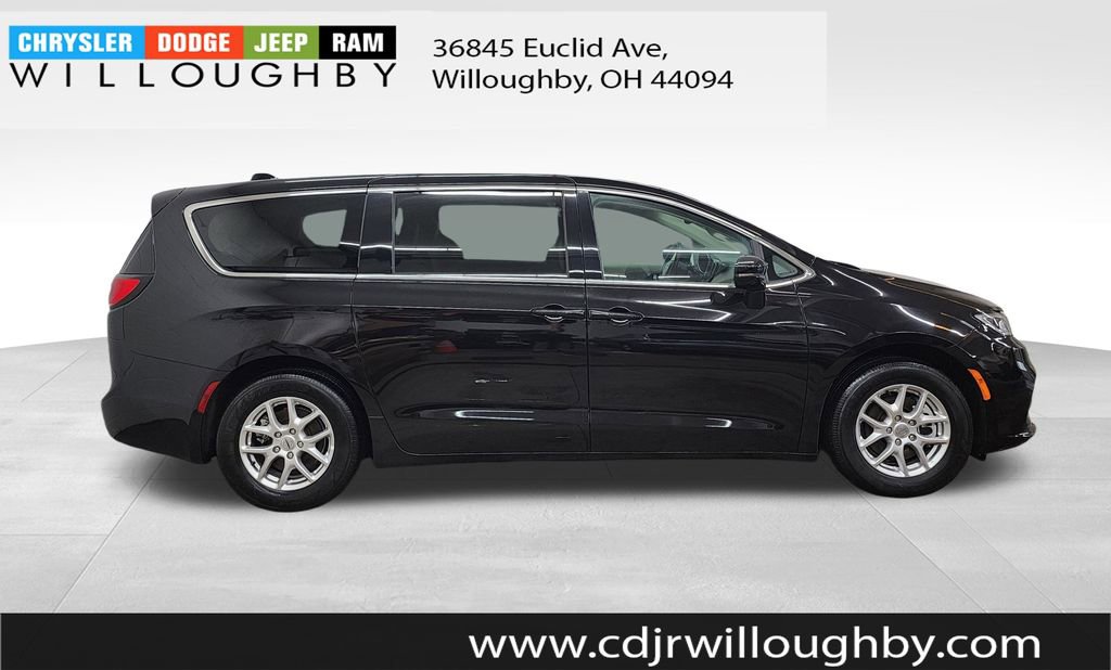 Used 2024 Chrysler Pacifica Touring-L image 4