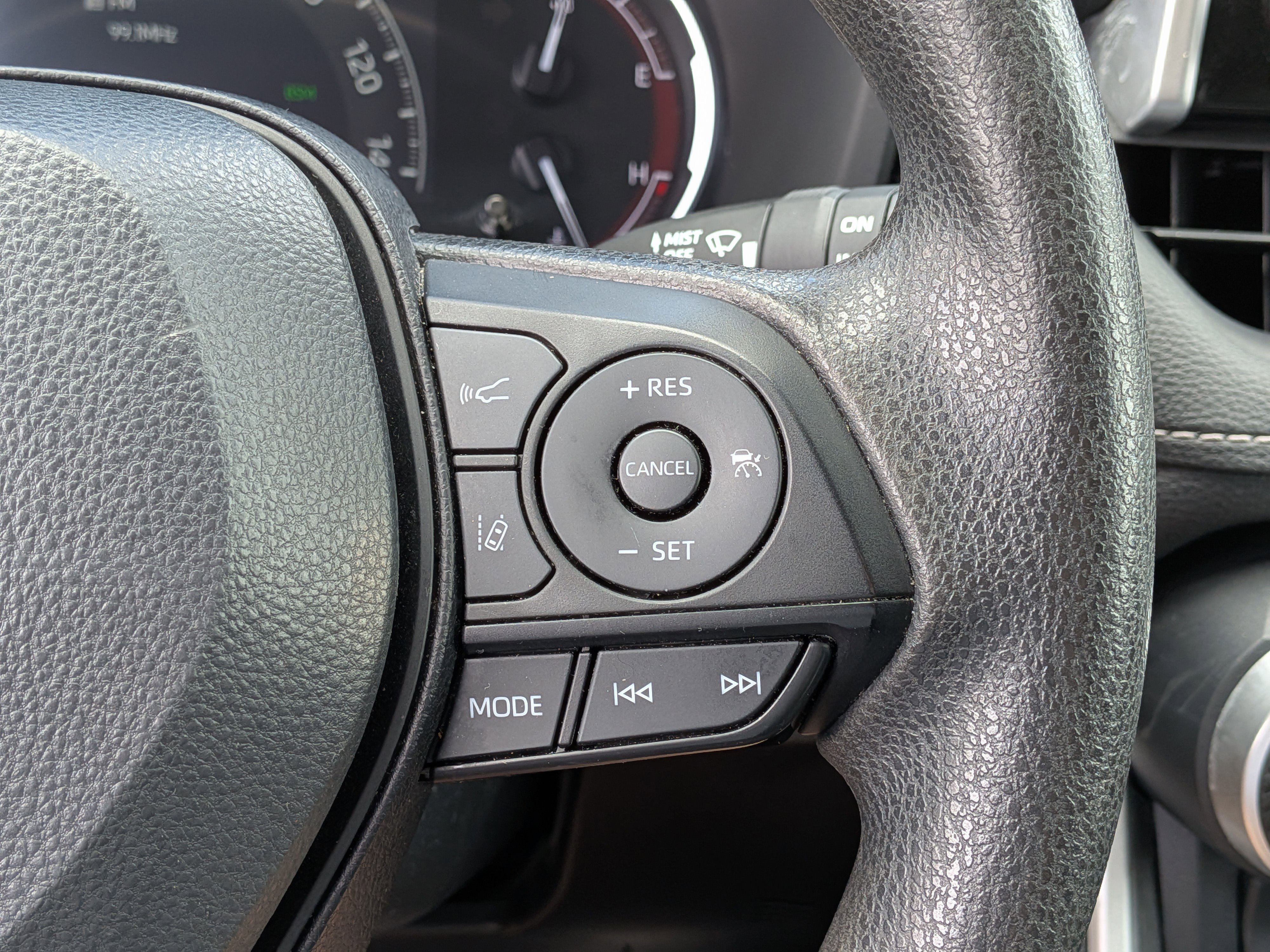 Used 2024 Toyota RAV4 XLE FWD image 25