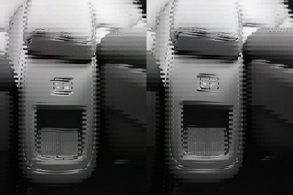 Used 2025 Volvo XC60 B5 Core image 13