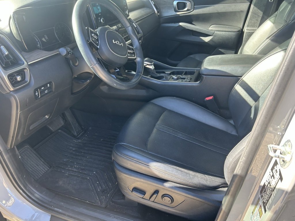Used 2023 Kia Sorento EX w/ Panoramic Sunroof Package image 4