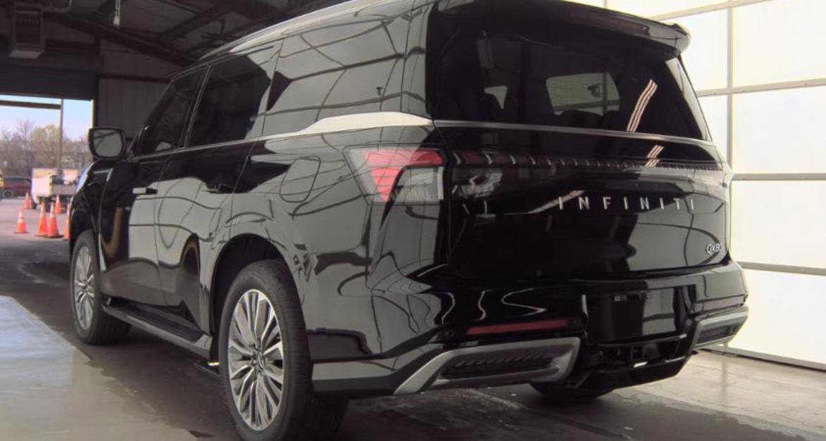 Certified 2025 INFINITI QX80 Luxe image 11