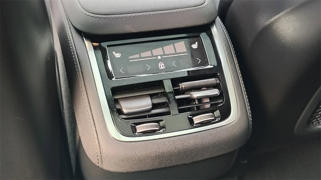 Certified 2025 Volvo XC90 B6 Plus image 28