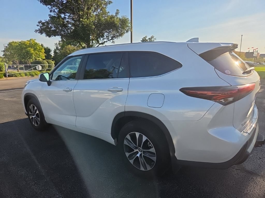 Used 2024 Toyota Highlander XLE AWD/4WD image 4