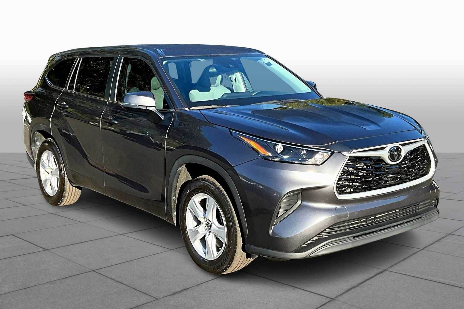 Used 2023 Toyota Highlander L FWD image 3