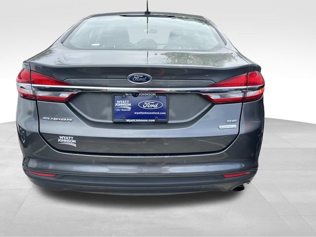 Used 2017 Ford Fusion SE w/ Fusion SE Technology Package FWD image 4