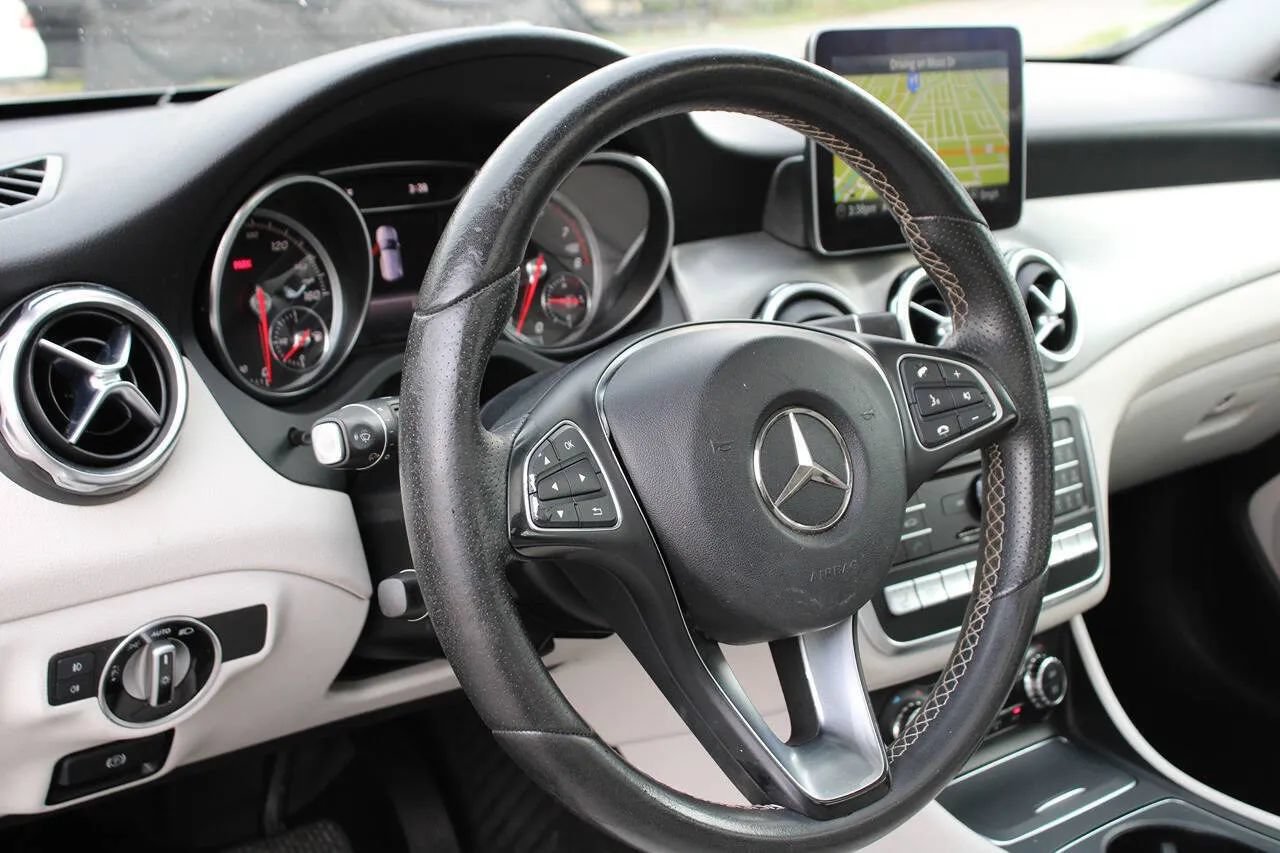 Used 2018 Mercedes-Benz GLA 250 4MATIC w/ Premium Package image 16