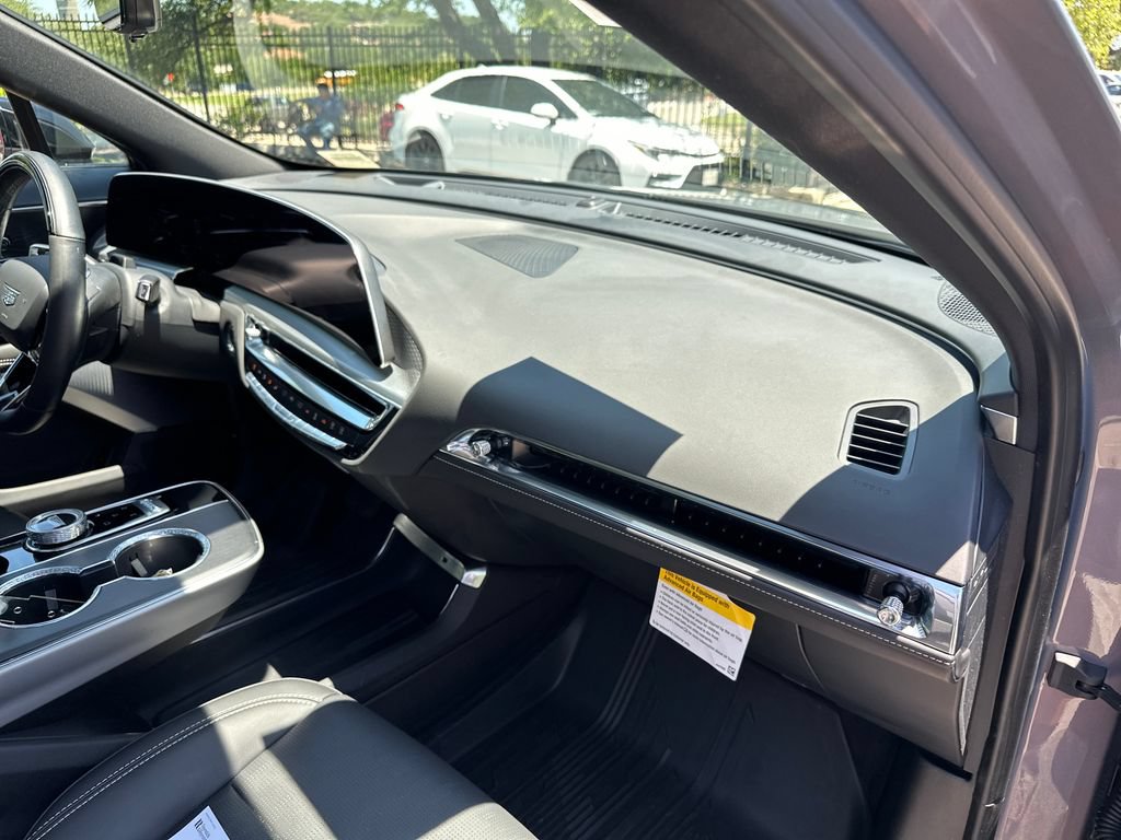Certified 2025 Cadillac Lyriq Luxury w/ LPO, Floor Liner Package AWD/4WD image 40