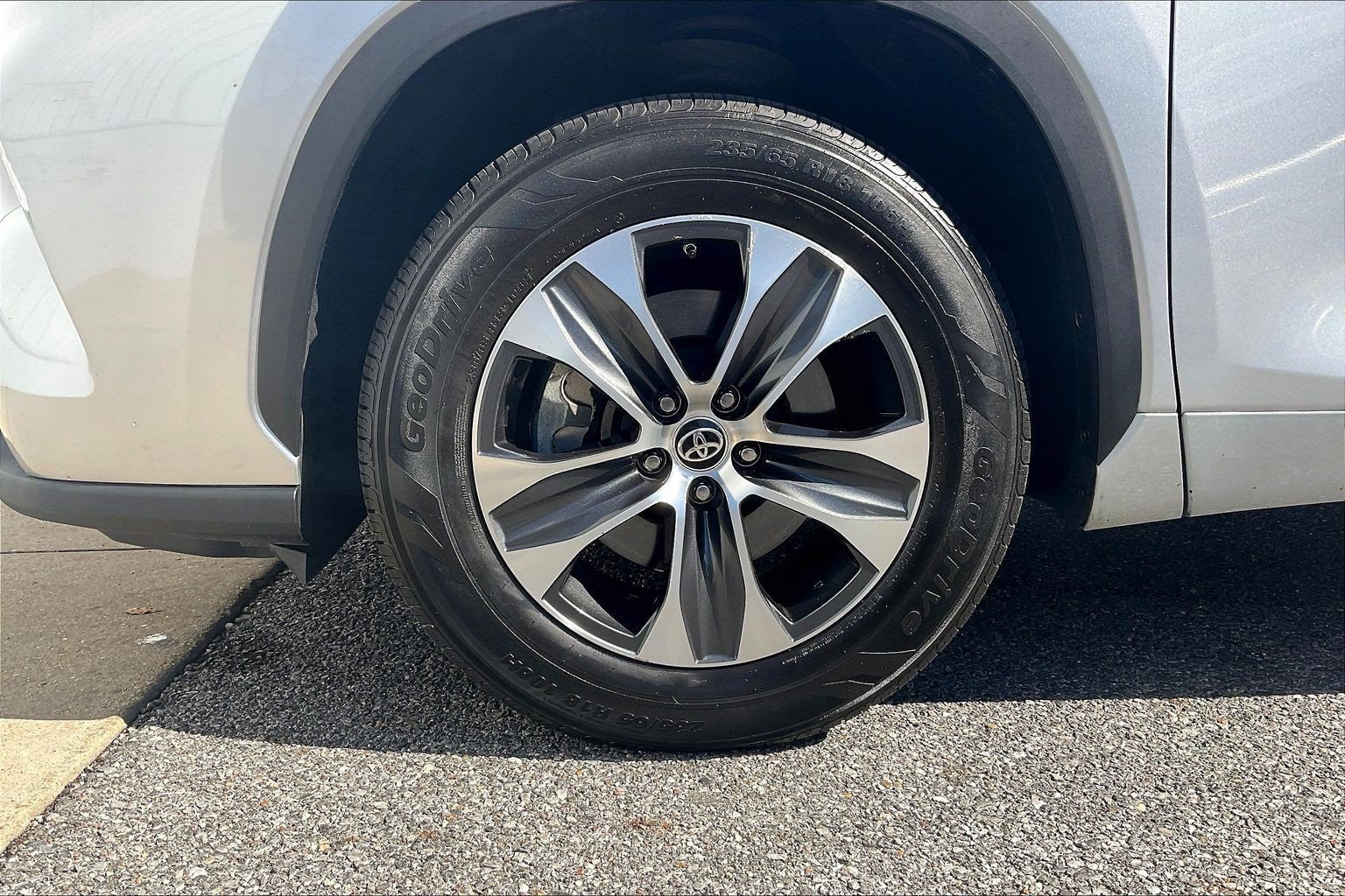 Used 2022 Toyota Highlander XLE FWD image 9