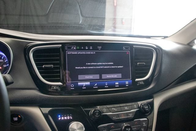 Used 2024 Chrysler Pacifica Touring-L FWD image 35