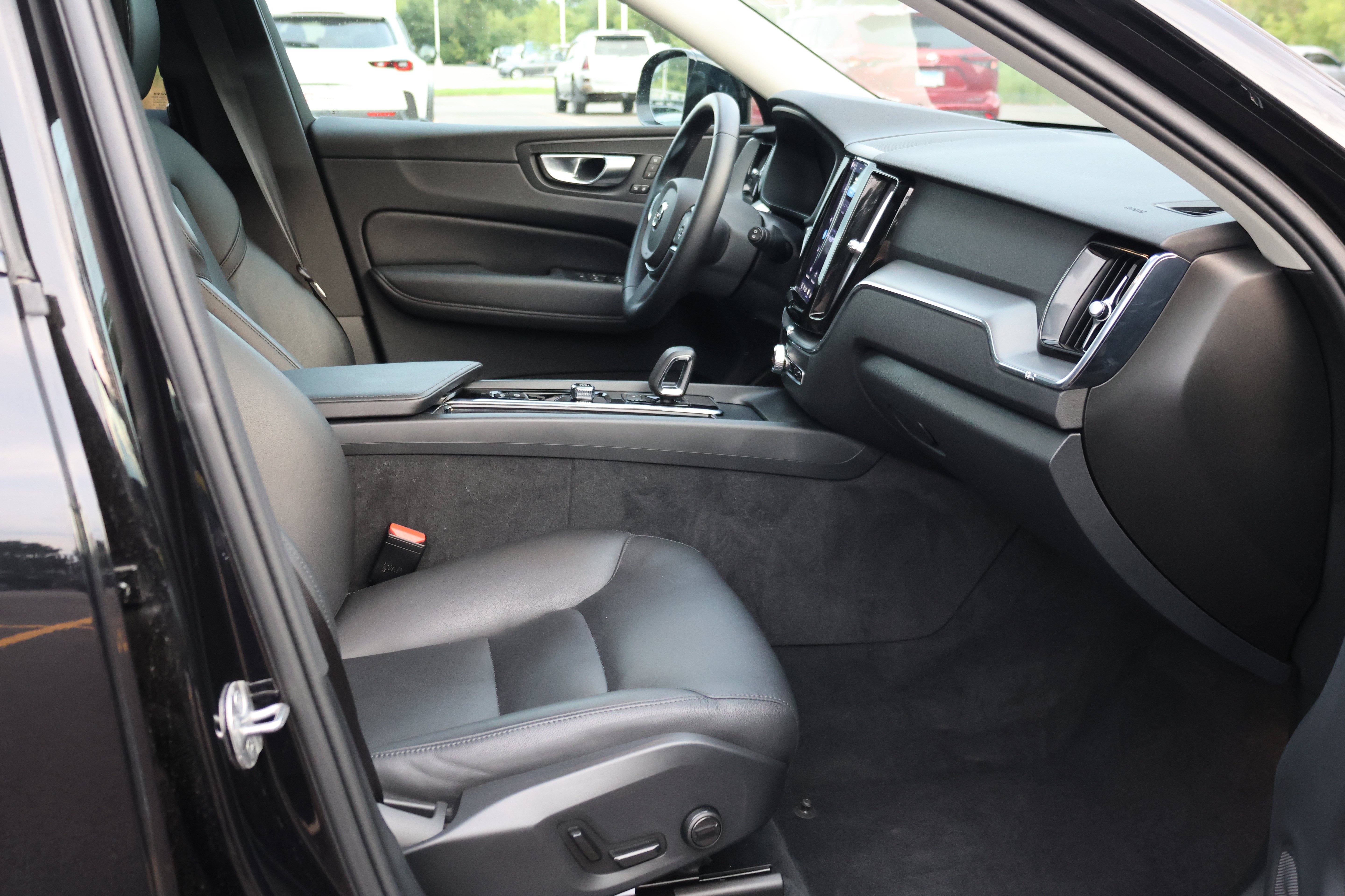 Used 2025 Volvo XC60 B5 Core AWD/4WD image 36