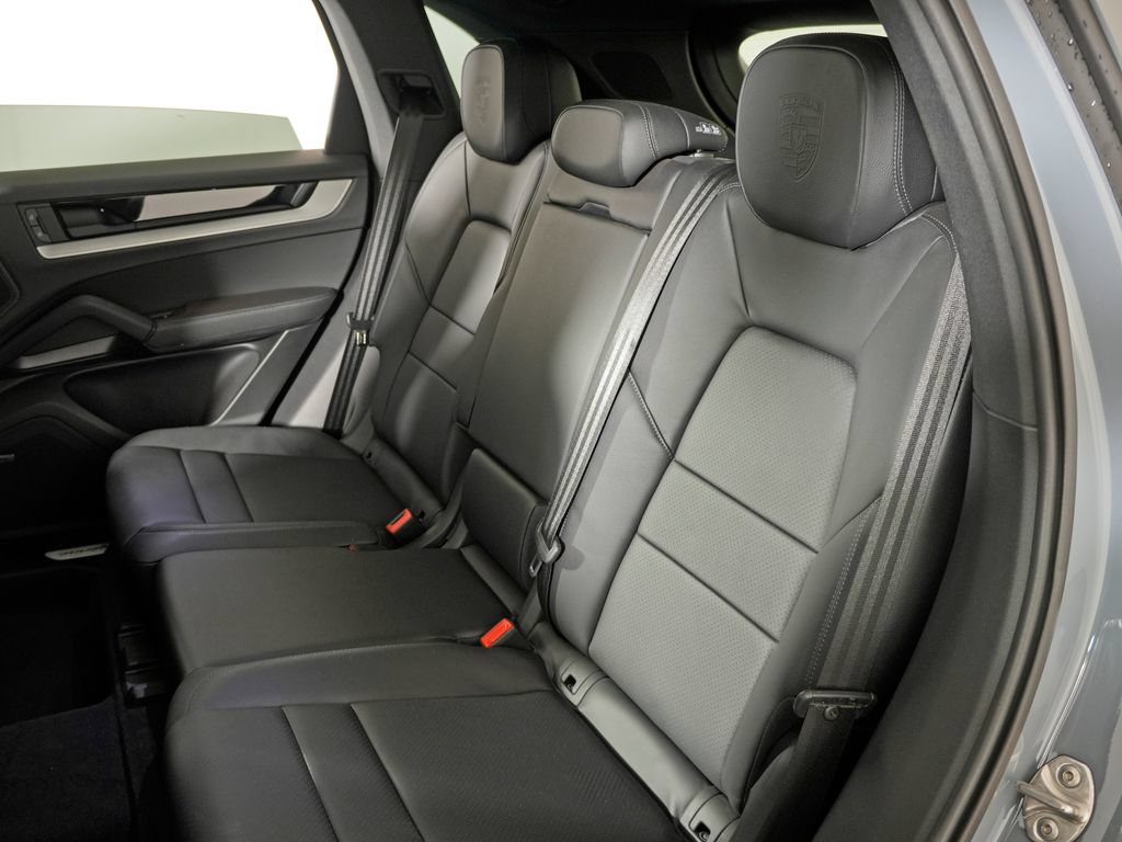 Certified 2024 Porsche Cayenne AWD/4WD image 37