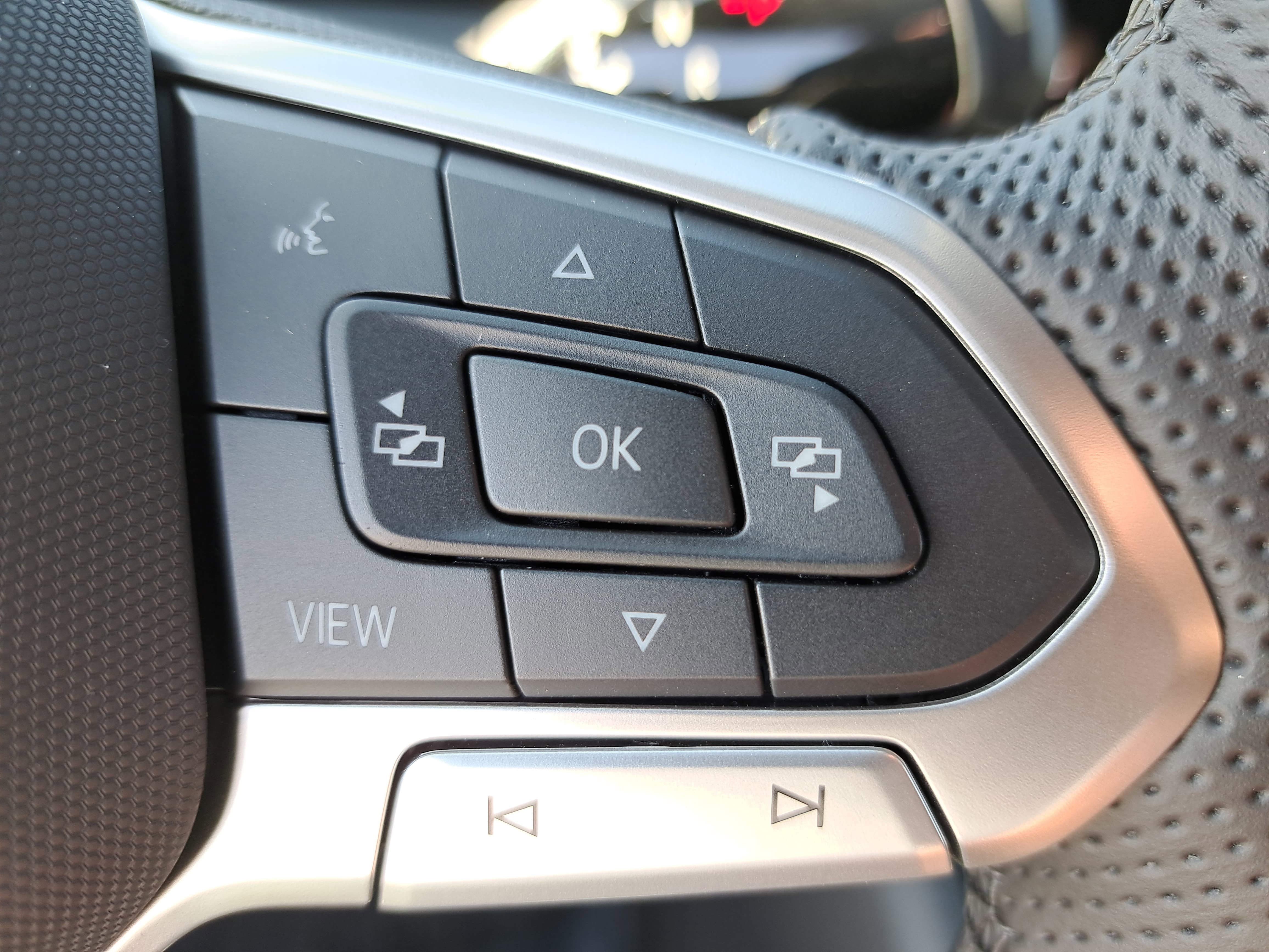 New 2026 Volkswagen Tiguan SE R-Line FWD image 18