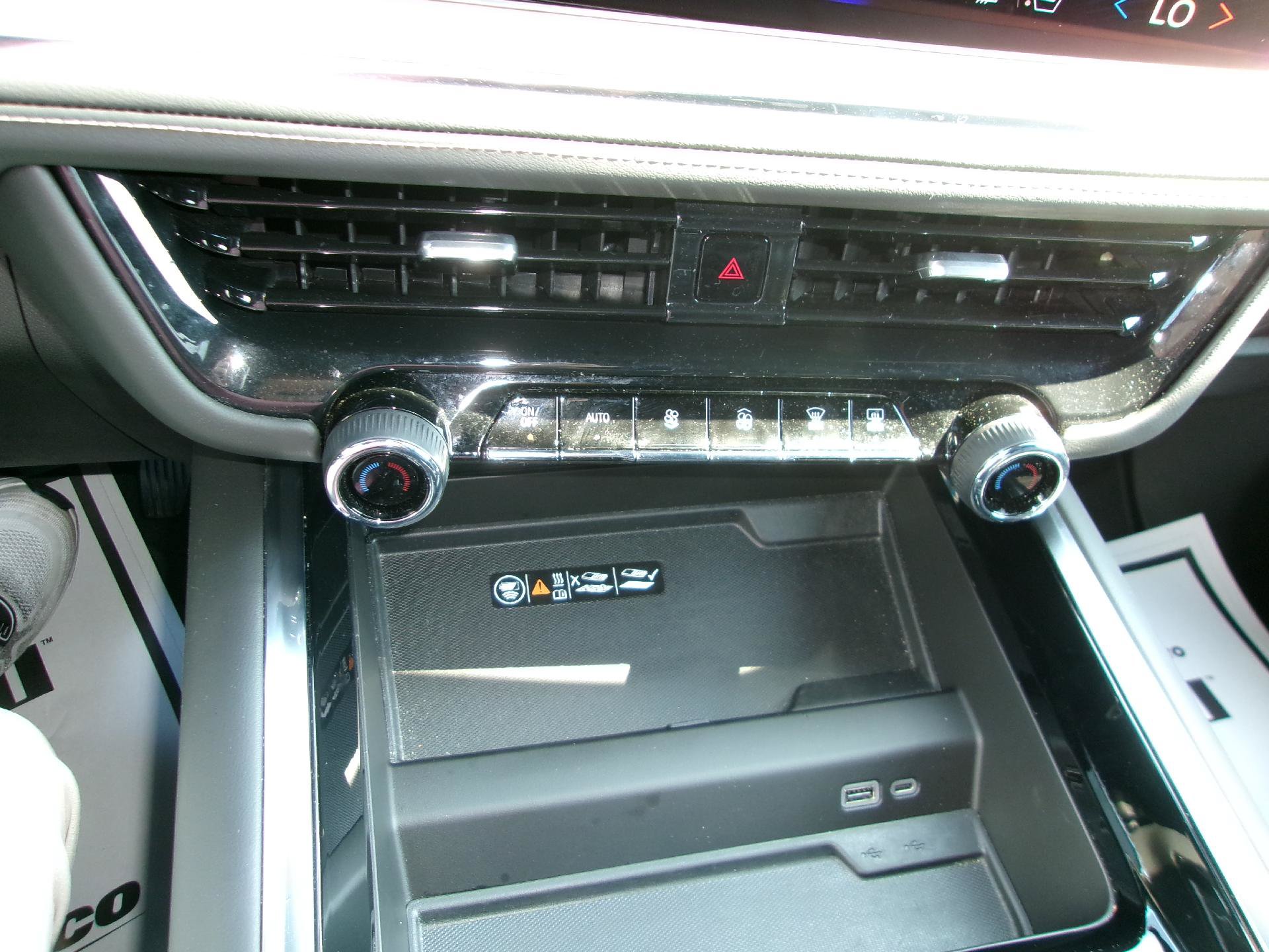 Certified 2025 Chevrolet Suburban Premier AWD/4WD image 18