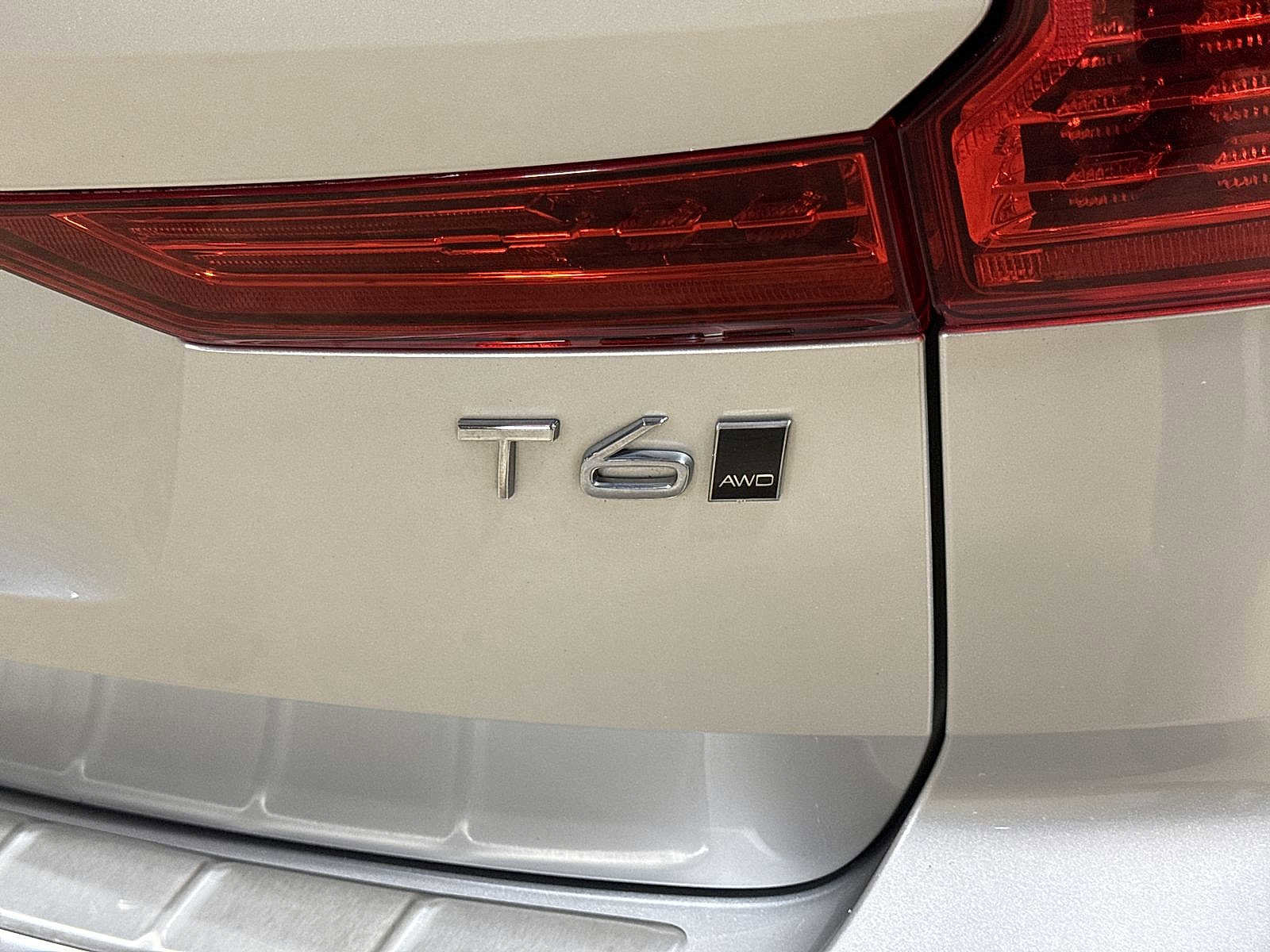 Used 2018 Volvo XC60 T6 Momentum w/ Advanced Package AWD/4WD image 27